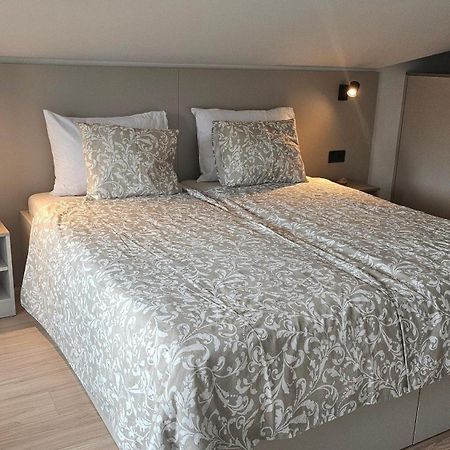 Richi Rooms & App Funtana Bagian luar foto