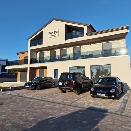 Richi Rooms & App Funtana Bagian luar foto