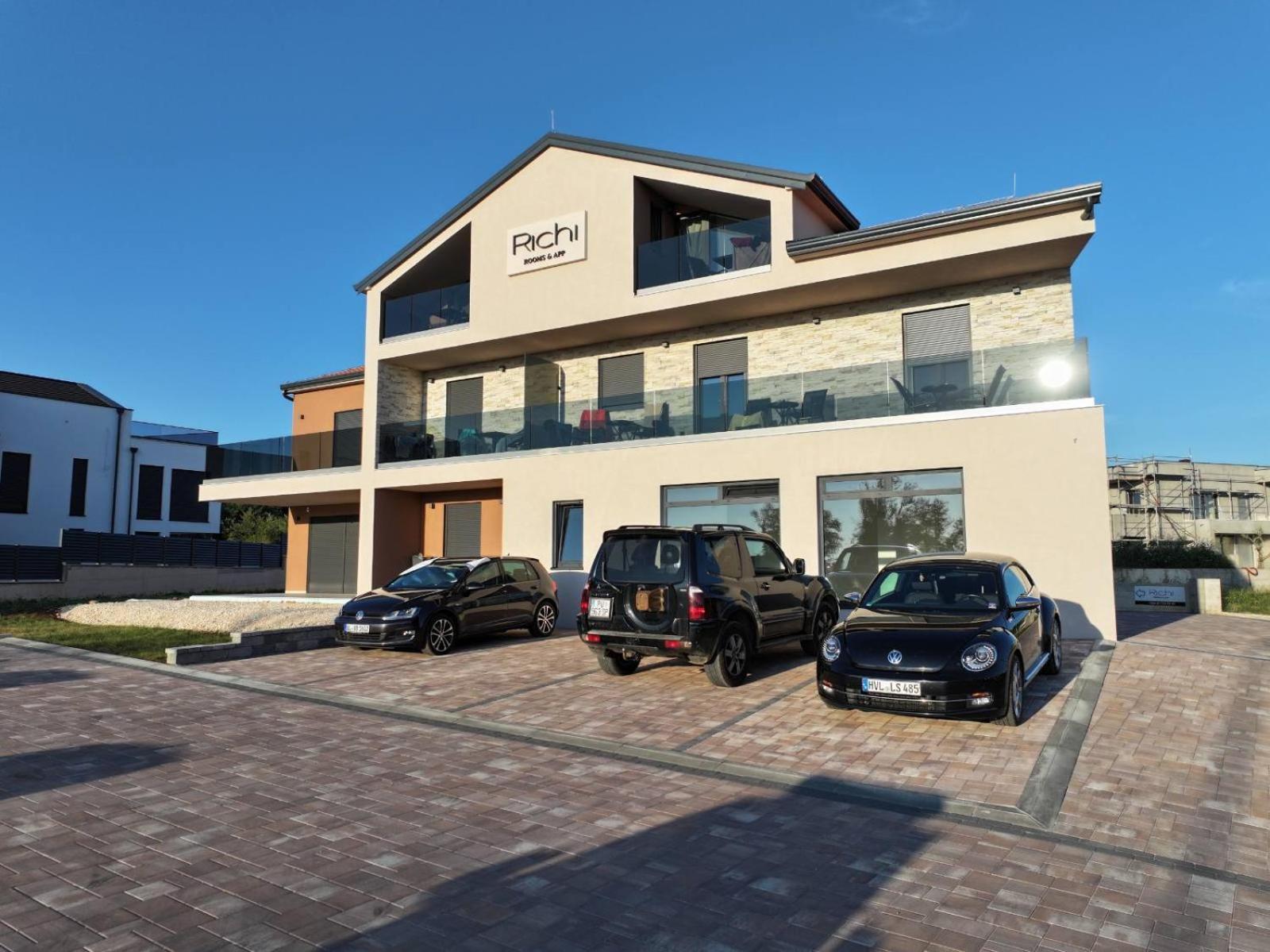Richi Rooms & App Funtana Bagian luar foto